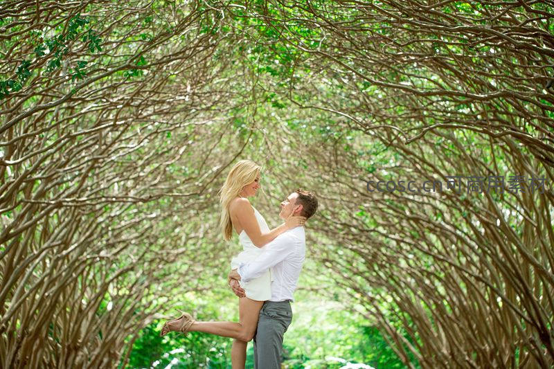 绿荫隧道中的浪漫托举