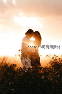 日落时分恋人剪影相拥