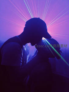 激光光影中情侣亲吻