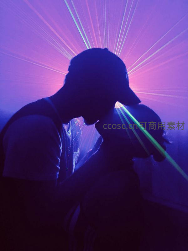 激光光影中情侣亲吻
