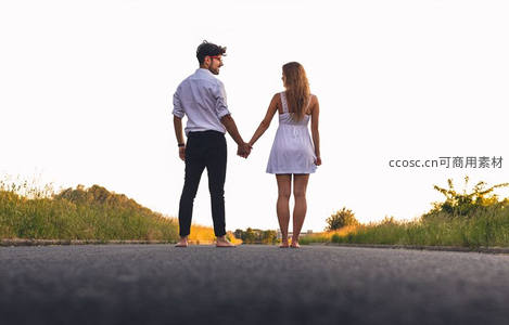 牵手漫步乡间小路