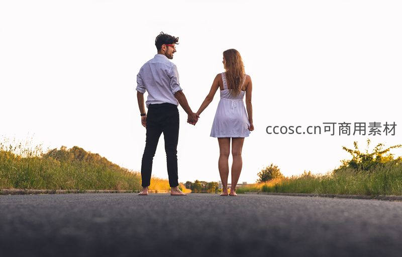 牵手漫步乡间小路