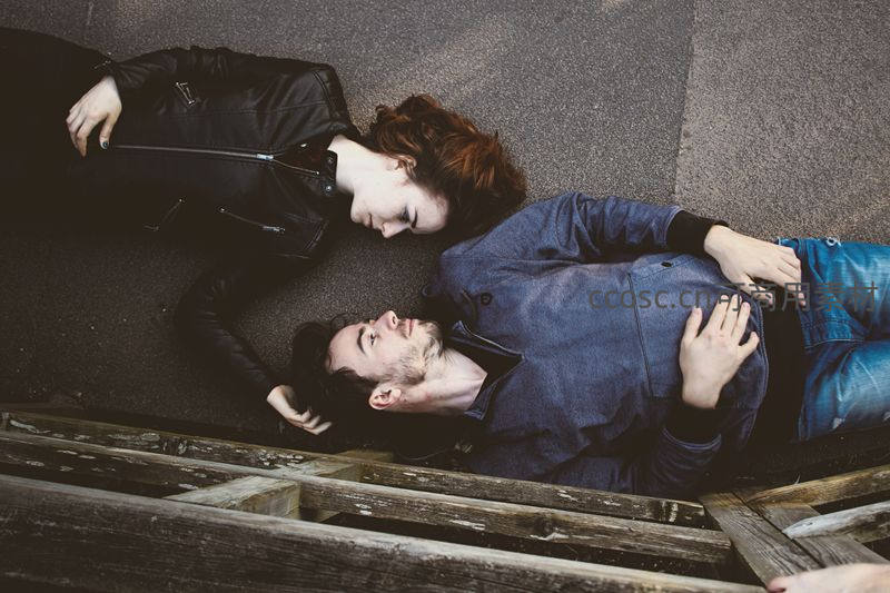 俯拍视角下躺在木板上的亲密情侣