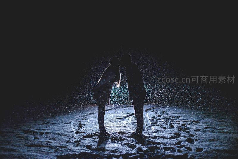 雪夜中恋人亲吻，雪花飞舞如梦