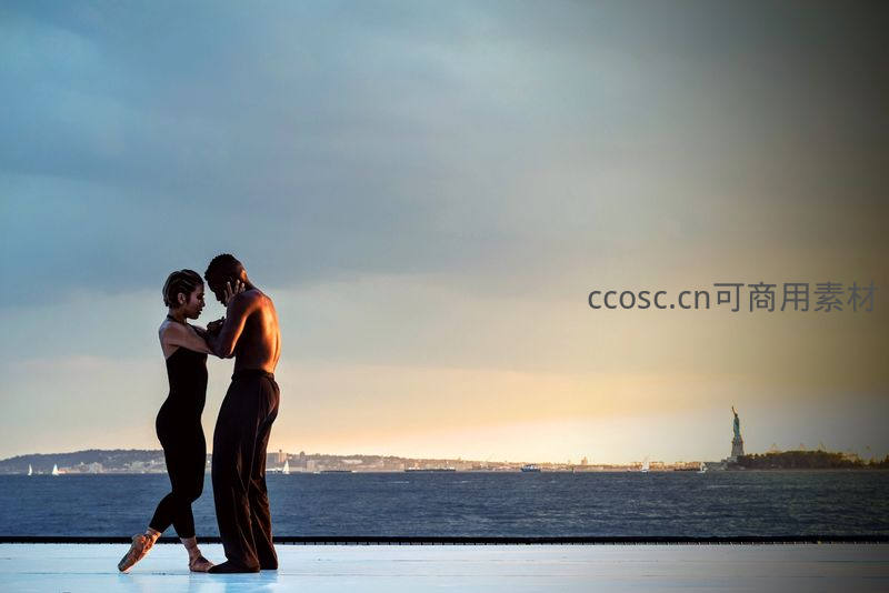 自由女神像前情侣共舞，情意绵绵