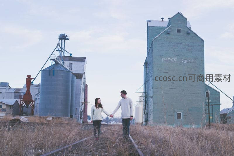 铁轨旁牵手漫步的恋人