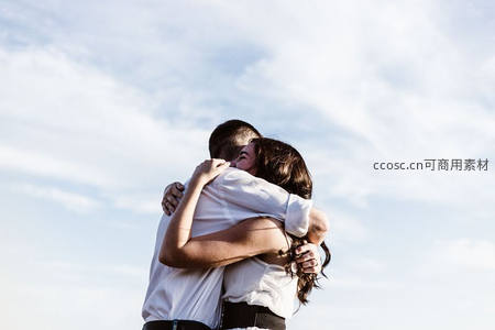 蓝天白云下深情相拥的恋人