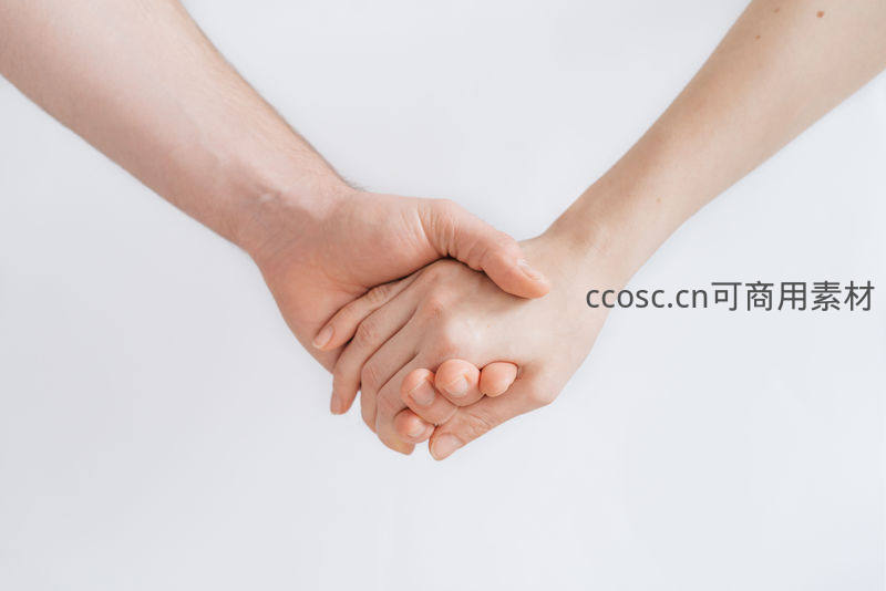 双手紧握传递信任与陪伴