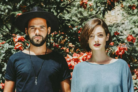 花丛前时尚情侣的优雅合影