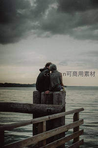 情侣依偎码头看日落海景