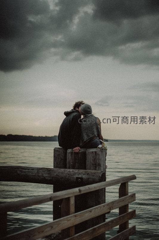 情侣依偎码头看日落海景