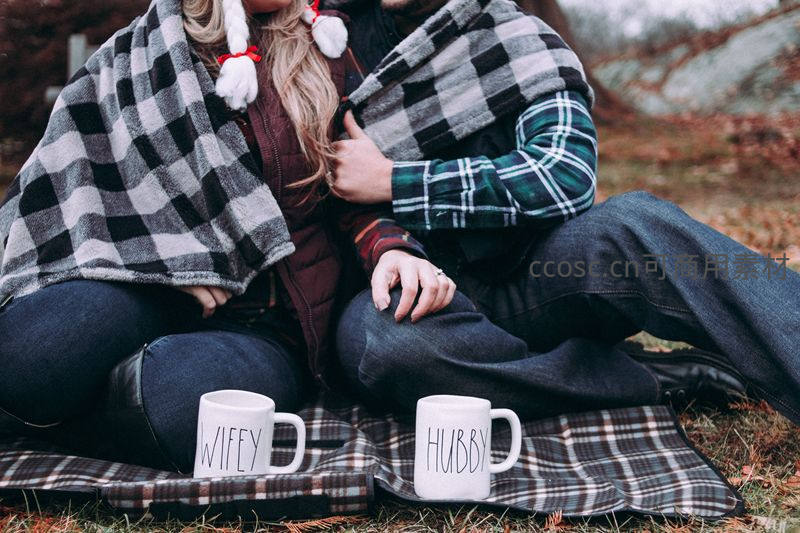 情侣裹毯野餐共享温暖时光