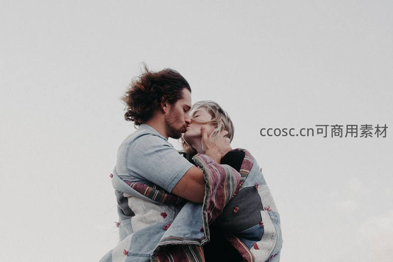 晴空之下情侣裹毯深情热吻