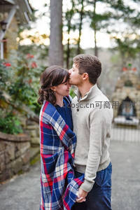 林间小径情侣披格纹毯共度暖冬