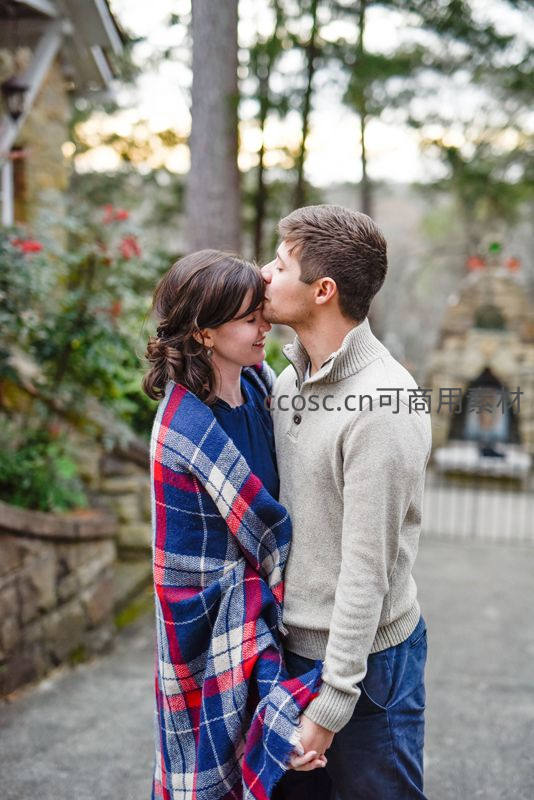 林间小径情侣披格纹毯共度暖冬