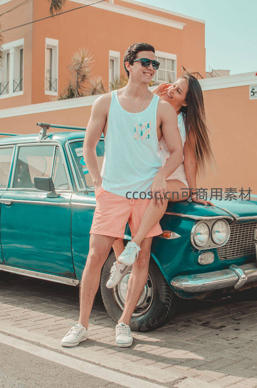 复古车前嬉戏，阳光甜蜜
