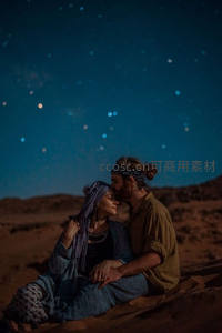 星空下沙漠中的依偎恋人