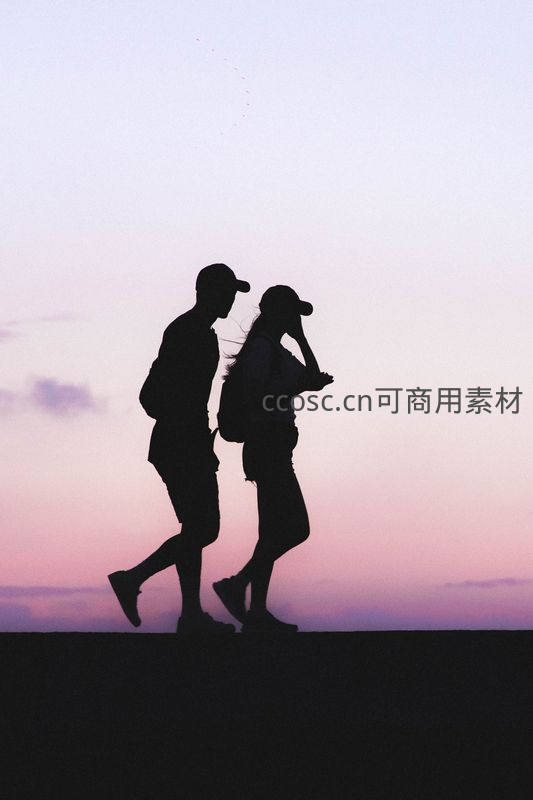 夕阳下情侣剪影漫步