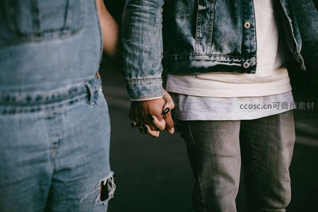 牵手的牛仔情侣特写