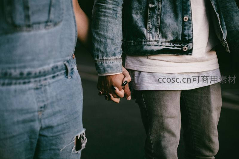 牵手的牛仔情侣特写