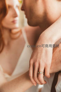 婚戒闪耀的亲密瞬间