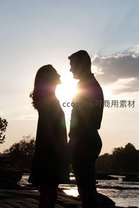 夕阳下的恋人剪影，眼神交汇情意绵绵