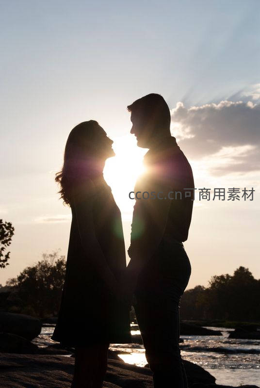 夕阳下的恋人剪影，眼神交汇情意绵绵