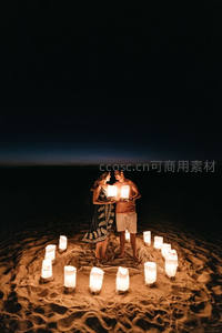 沙滩烛光夜，情侣共度浪漫时刻