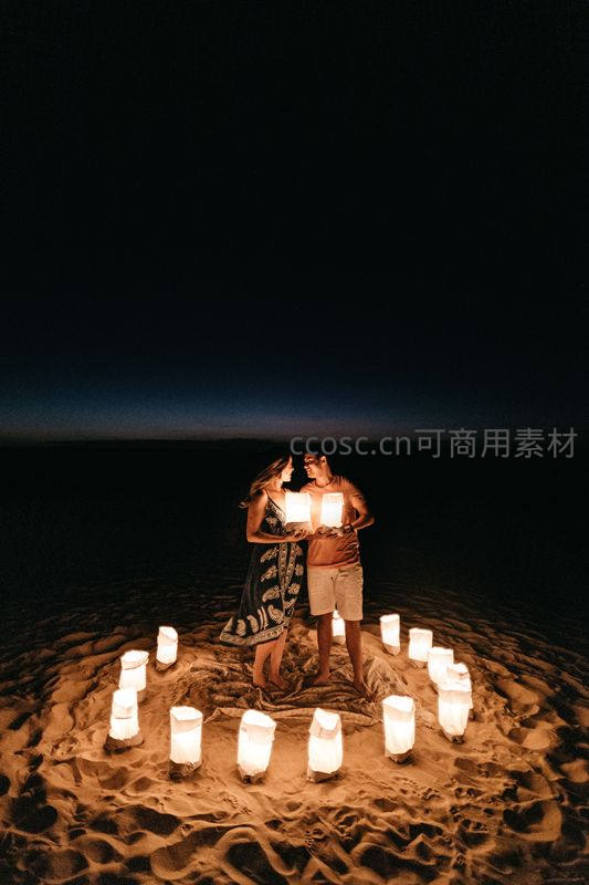 沙滩烛光夜，情侣共度浪漫时刻