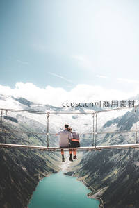 雪山之巅情侣相拥俯瞰碧湖