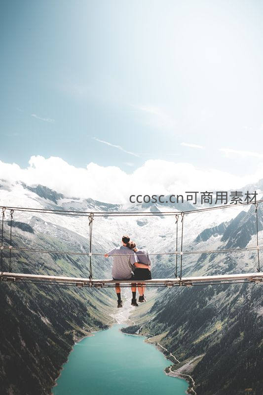 雪山之巅情侣相拥俯瞰碧湖