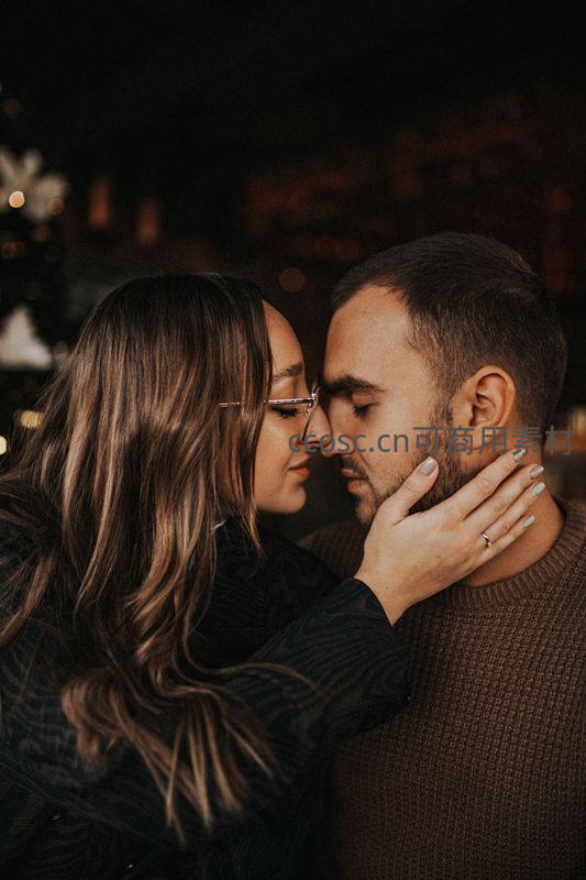 情侣深情对视，夜色温柔浪漫