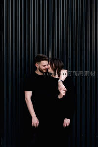 黑白简约风情侣依偎亲吻