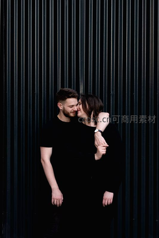 黑白简约风情侣依偎亲吻