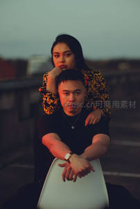 黄昏屋顶情侣深情依偎合影