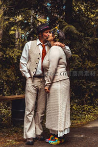 林间小径老夫妻亲吻合影