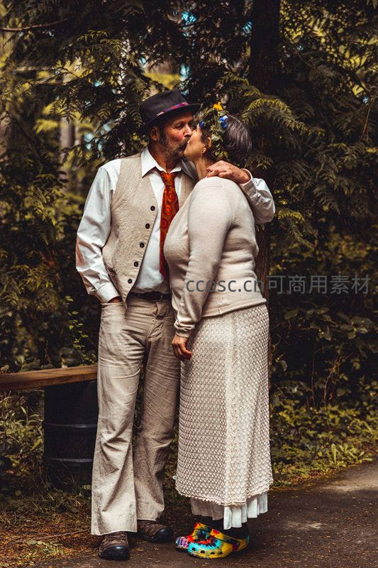 林间小径老夫妻亲吻合影