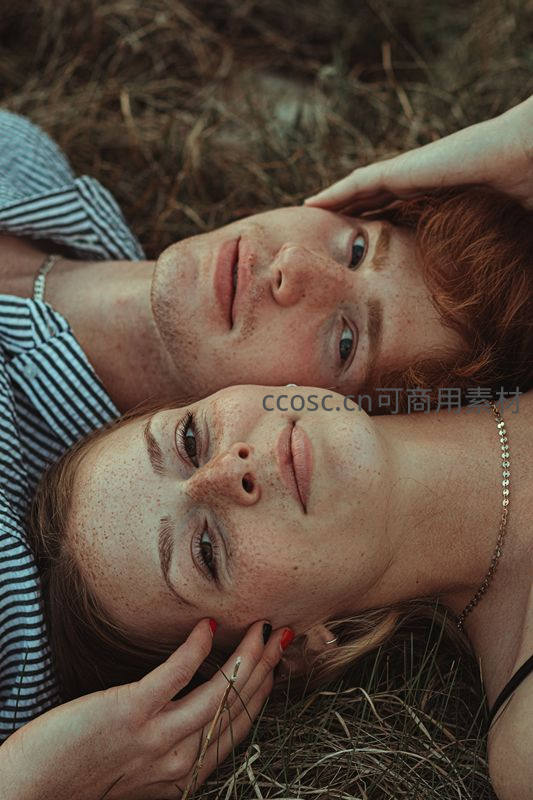 草地上相依的恋人，自然与爱意交织