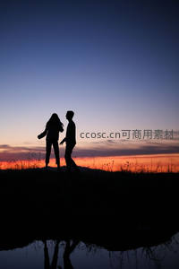黄昏湖畔情侣剪影牵手漫步