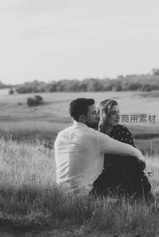 黑白光影中，恋人依偎眺望远方田野