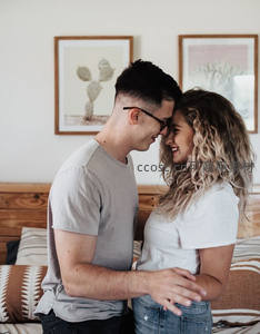 卧室里情侣额头相抵，笑容温暖如初