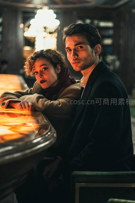 复古酒吧中对视的优雅情侣