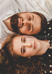 亲密依偎的恋人仰卧草地