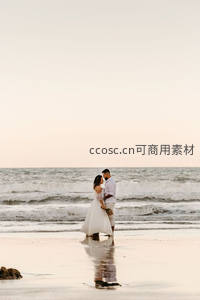 海边夕阳下相拥的情侣