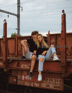 情侣坐在锈迹斑斑火车上