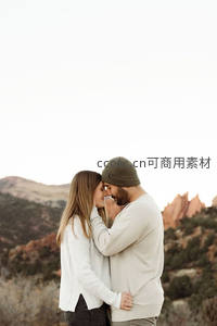 山野间深情对视的情侣