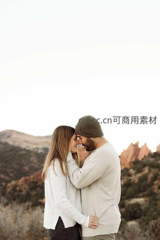 山野间深情对视的情侣