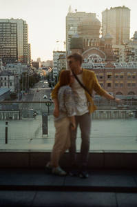 城市天台拥吻的黄昏恋人