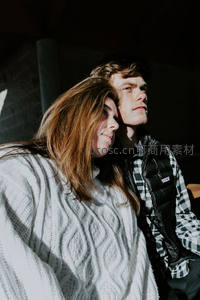 阳光下的依偎情侣特写