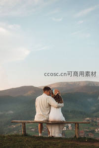 山巅长椅上相拥的恋人